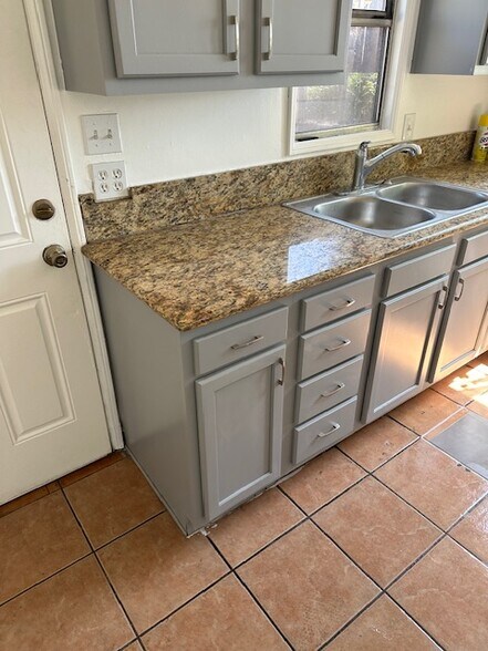 Kitchen - 605 E Avon Pl