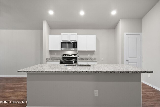 Building Photo - 2031 Kenwood Ave