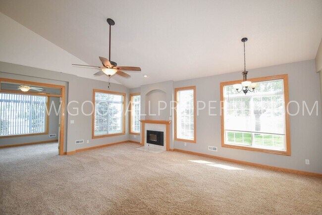 Building Photo - 2 Bedroom 2 bath Town Home in West Des Moines