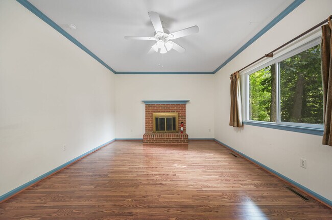 Building Photo - 44 Freedom Dr