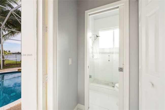 Building Photo - 2893 Oakbrook Dr