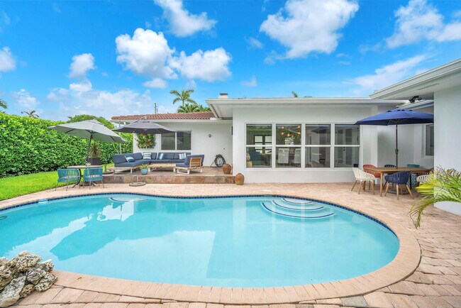 Building Photo - 2212 NE 32nd Ave