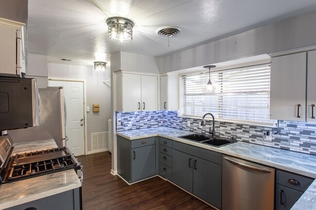Building Photo - Beautiful 3 bedroom 2 bath home in Fountai...