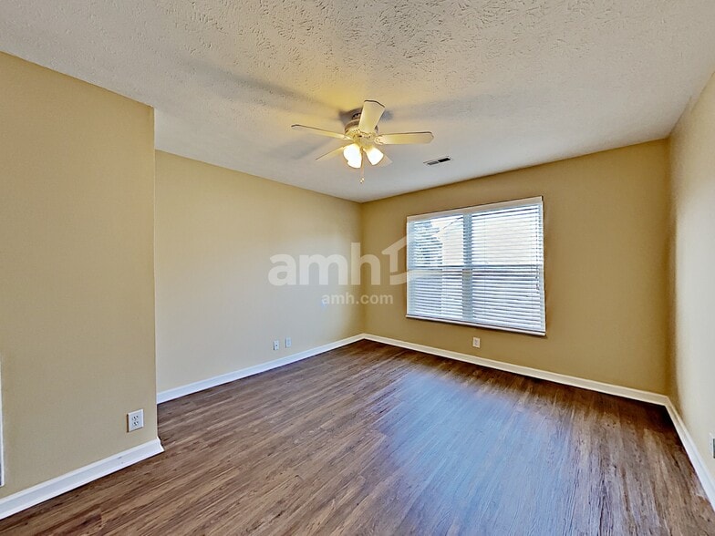 Building Photo - 4060 Longfellow Dr