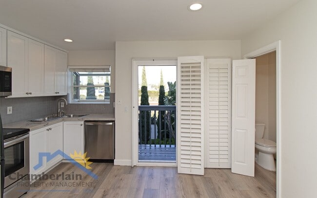 Building Photo - 2 bedroom 1/5 bath in the Village and walk...