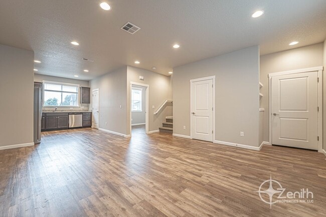 Building Photo - 3 Bedroom Mt. Vista Townhouse! Modern Fini...