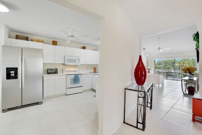Building Photo - Furnished 2BR + Den Condo in Sapphire Lake...
