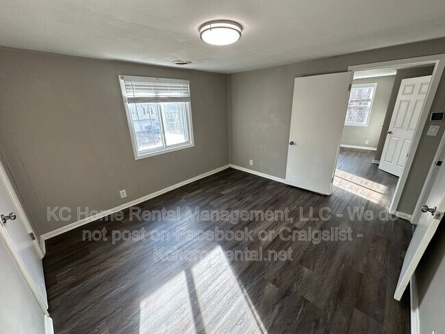 Building Photo - 4400 NE 46th Terrace