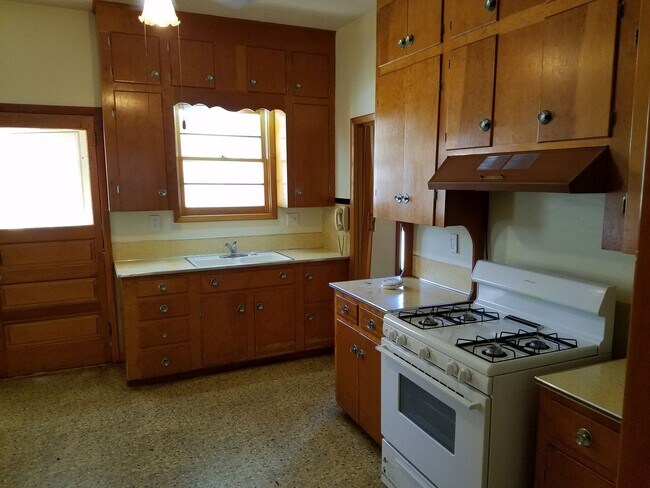 Building Photo - 5 Bedroom House in Cedar Falls