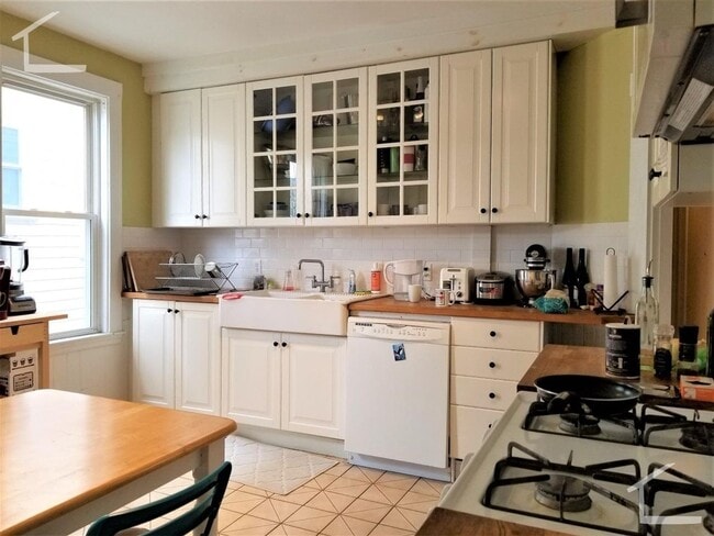 Building Photo - Spacious 3BR Near Coolidge Corner | 1,300 SF | Laundry On-Site | Cats OK | 9/1