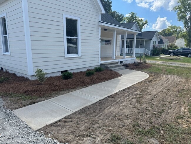 Building Photo - Fully Renovated Home just minutes from Downtown Rock Hill