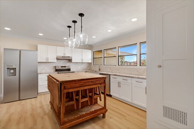 Building Photo - 1402 E 21st St