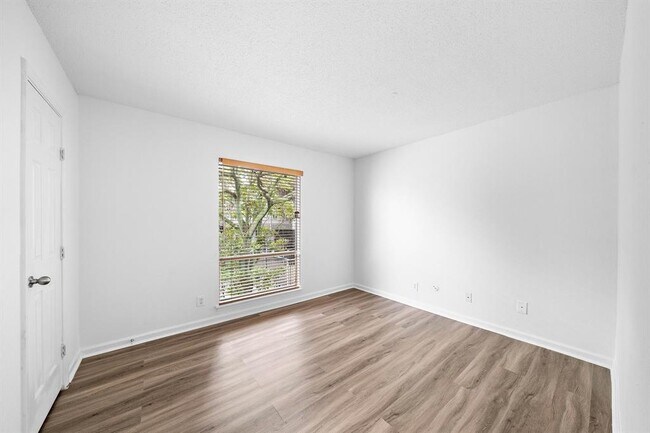 Building Photo - 8100 Seawall Blvd