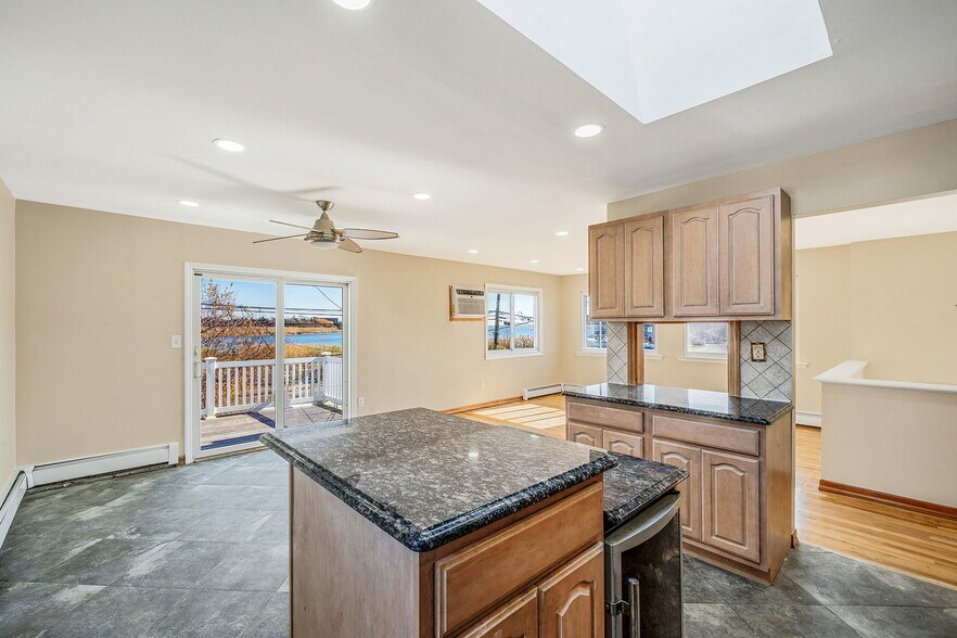 Building Photo - 4 Bay Pl