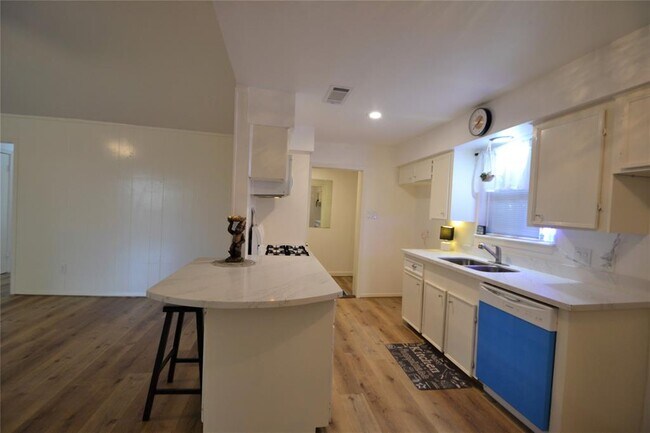 Building Photo - 5422 Kingfisher Dr