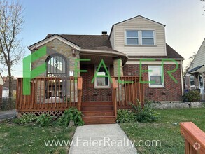 Building Photo - Charming Home with Loads of Character!