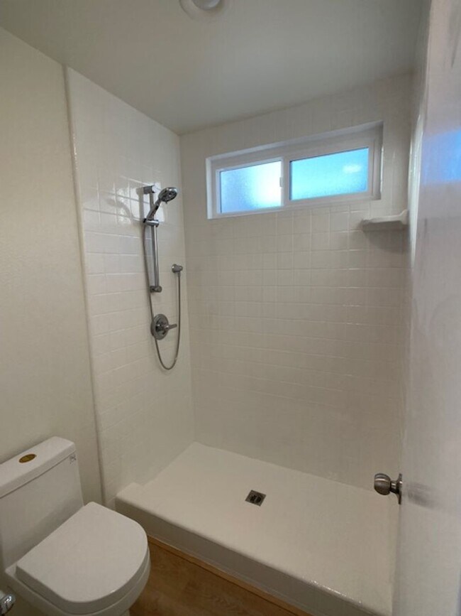 Building Photo - Thousand Oaks Totally Remodeled 3 Bed 2 Full Bath