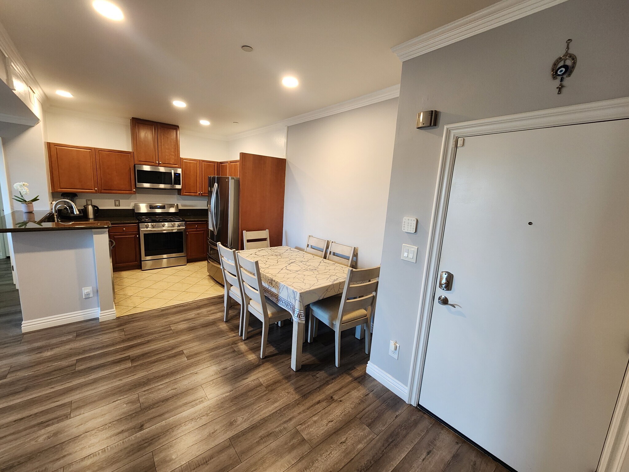 Building Photo - 13941 Sherman Way