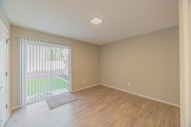 Building Photo - 11031 Oasis Dr