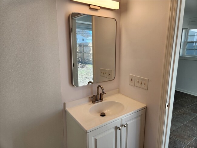 Building Photo - 206 Mason Ave