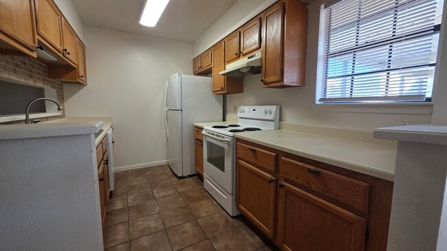 Building Photo - Comfortable 3 bedroom, 2 bath townhome AVA...