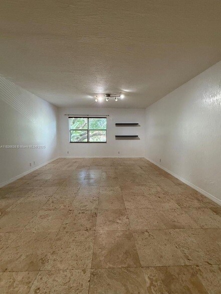 Building Photo - 530 NE 15th Ct