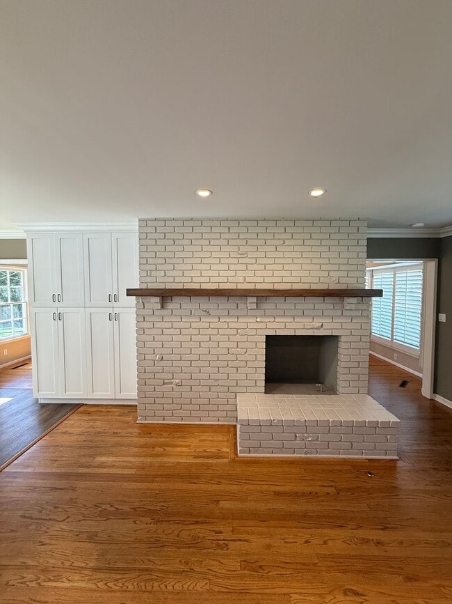 Building Photo - Beautiful, Ranch-Style, 4 Bedroom, 2 Bathroom Northridge Home Available For 1 Year Lease