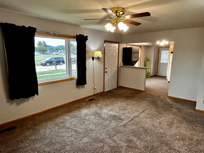 Large window with abundance of natural light - 694 Tilson St N