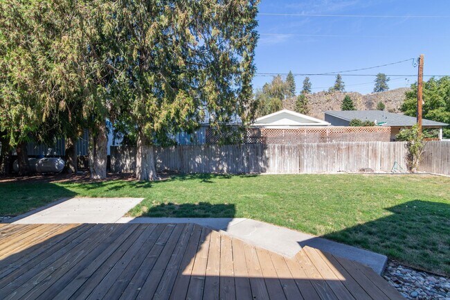 Building Photo - Luxury secondary Lake Property offering 3 beds 2.5 baths and bonus space