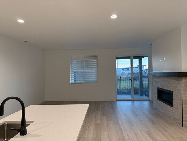 Building Photo - Modern Townhouse for Rent in Desirable Star - 3 Bedroom and 2.5 Bathroom