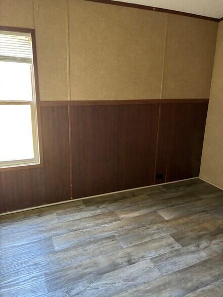 Building Photo - 841 State Hwy 75 N