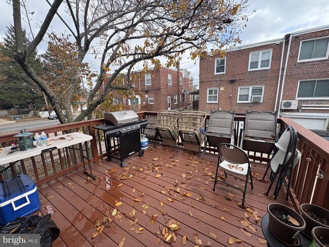 Building Photo - 1334 Yerkes St