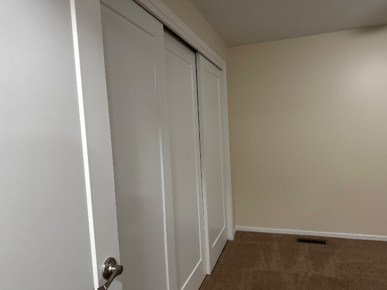 Building Photo - 4055 Royal Oak Dr