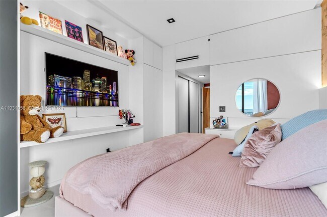 Building Photo - 20281 E Country Club Dr