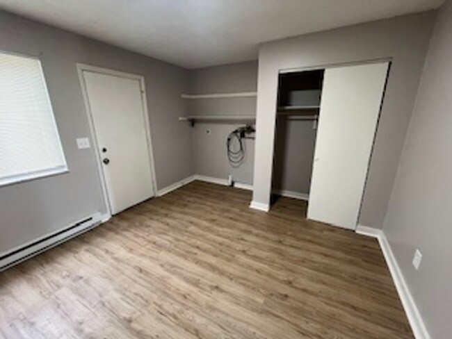 Building Photo - Newly Updated 2 BR/ 1 BA townhome MOVE-IN ...