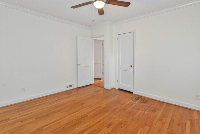 Building Photo - 381 Hilderbrand Dr