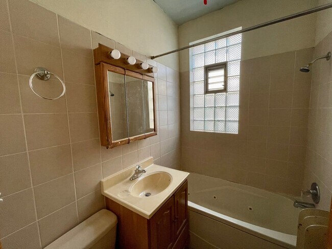 Building Photo - 1127 W Farwell Ave