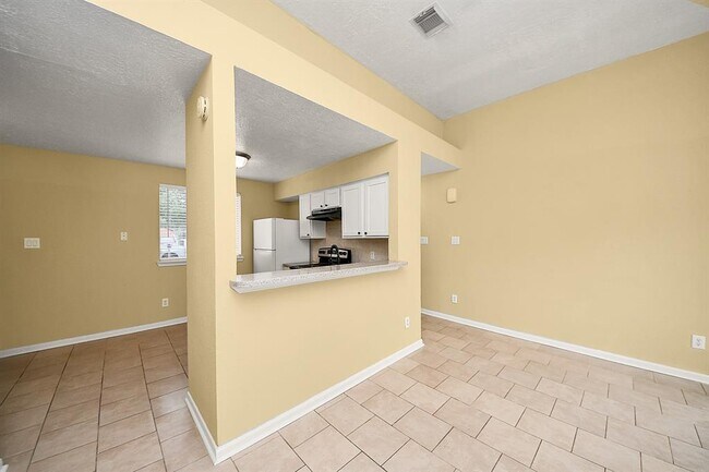 Building Photo - 2614 Village Cir Dr