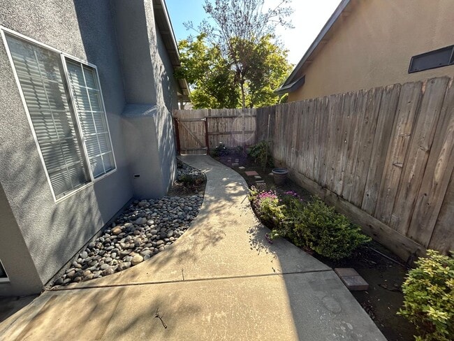 Building Photo - 3 Bedroom 2 Bathroom in NW Visalia