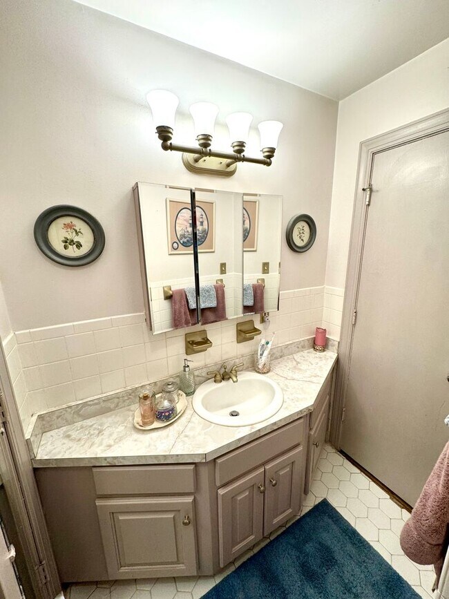 Building Photo - 5 Bed 2 Bath Home for Rent in Chesapeake!