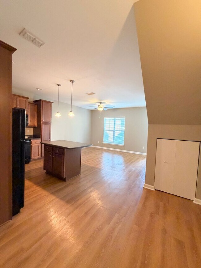 Building Photo - Modern 3/3 Condo | Prime Tallahassee Location