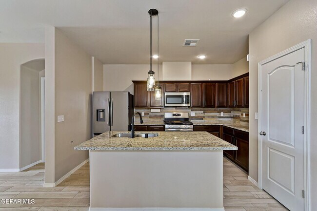Building Photo - 3921 Desert Dunes Dr