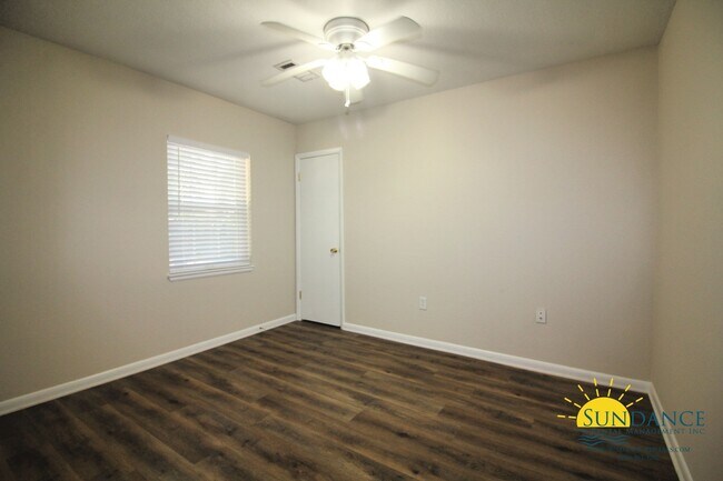 Building Photo - Great 3 Bedroom Home Near Hurlburt Field!