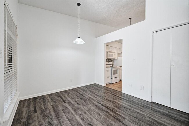 Building Photo - 1705 Crossing Pl