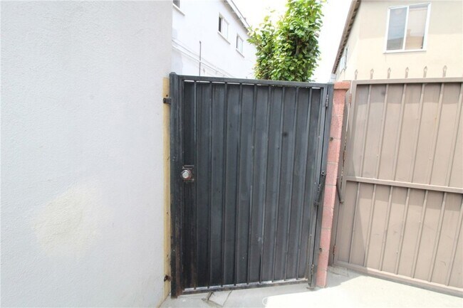 Building Photo - 4954 Tweedy Blvd