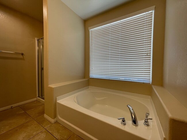 Building Photo - 4 BED 2.5 BATH 2 CAR GARAGE SINGLE FAMILY ...