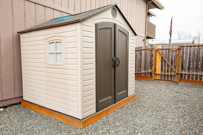 Building Photo - Beautiful South Anchorage Home