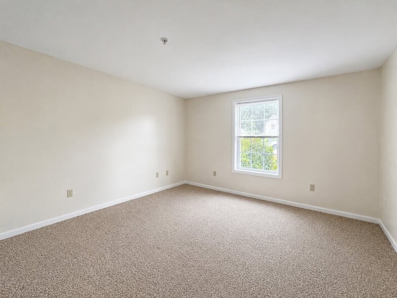Building Photo - 8 Pebble Ln