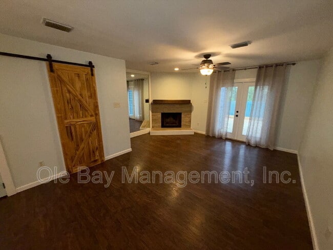 Building Photo - 6 Summer Oaks Dr