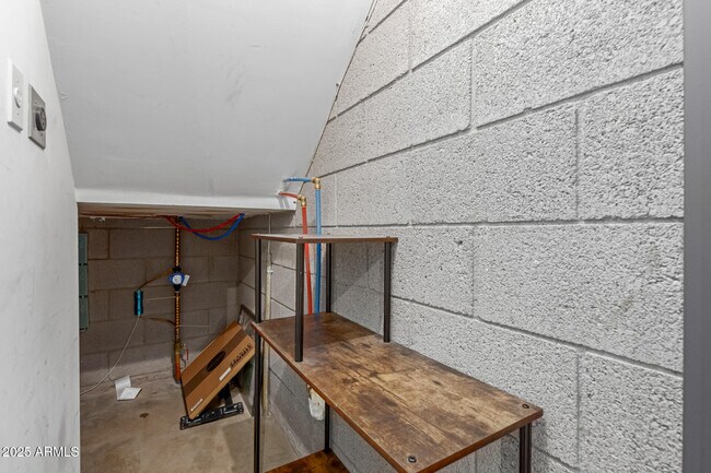 Building Photo - 727 E Portland St